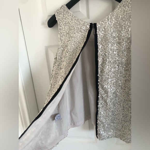 Vince Camuto sequins top. - Picture 7 of 9